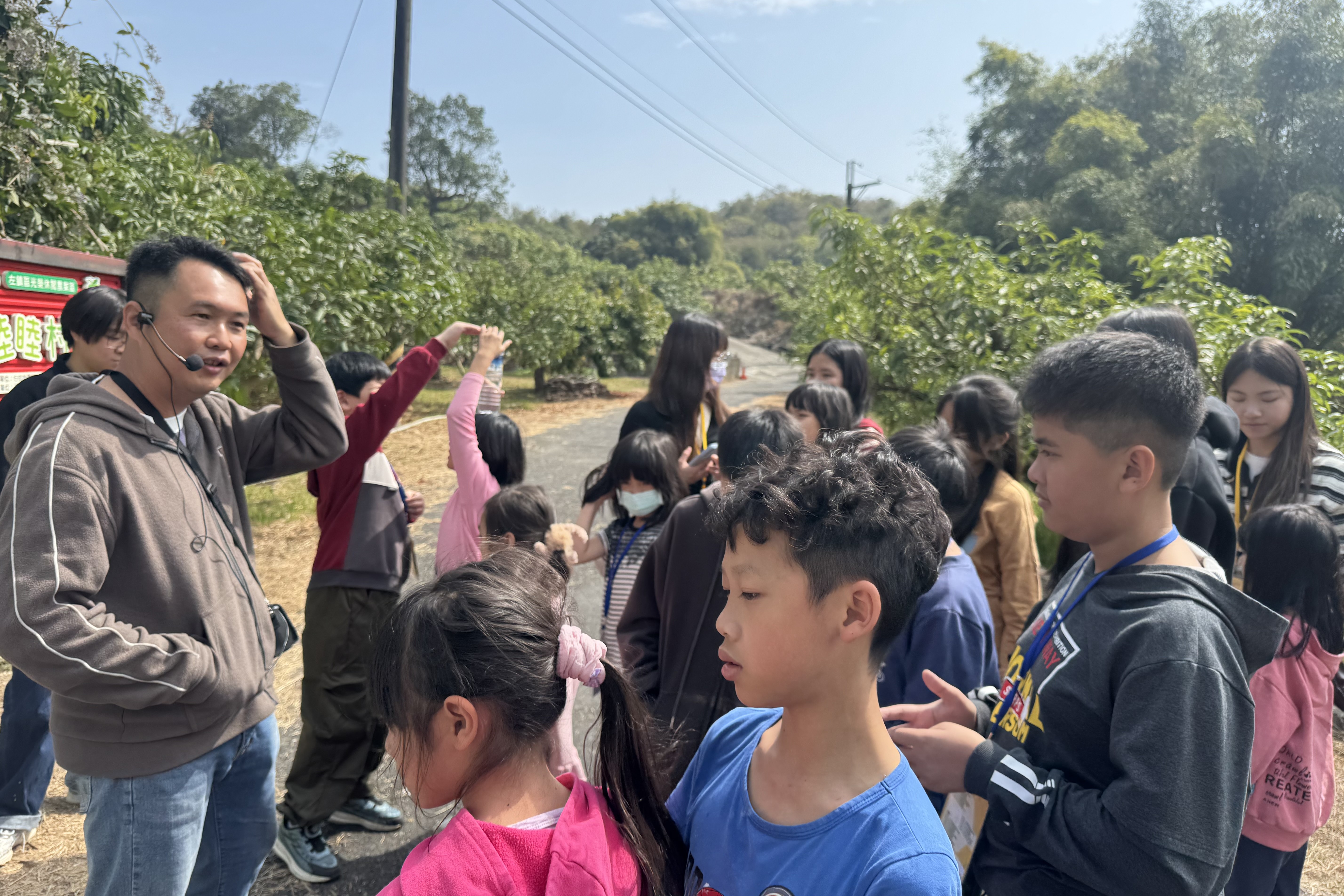 睦睦村果園陳冠丞園長（左）為學童介紹芭樂的種植