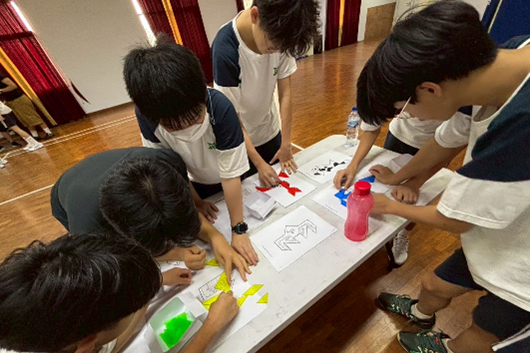 實習生舉辦台灣童玩節─當地學生進行七巧板體驗