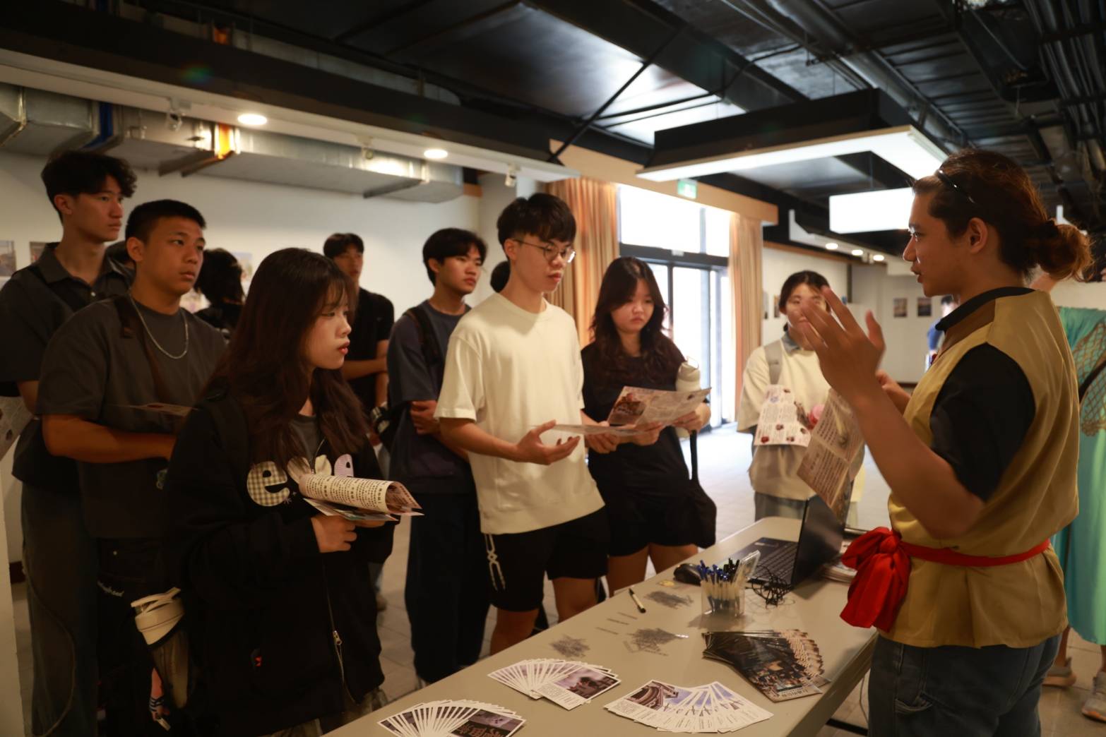 成大文學院跨領域戲劇學分學程 114 學年度下學期課程聯展整合田野實作、心理劇與數位應用,展現藝術跨域及 SEL 學習成果,共計7門課程聯合展出