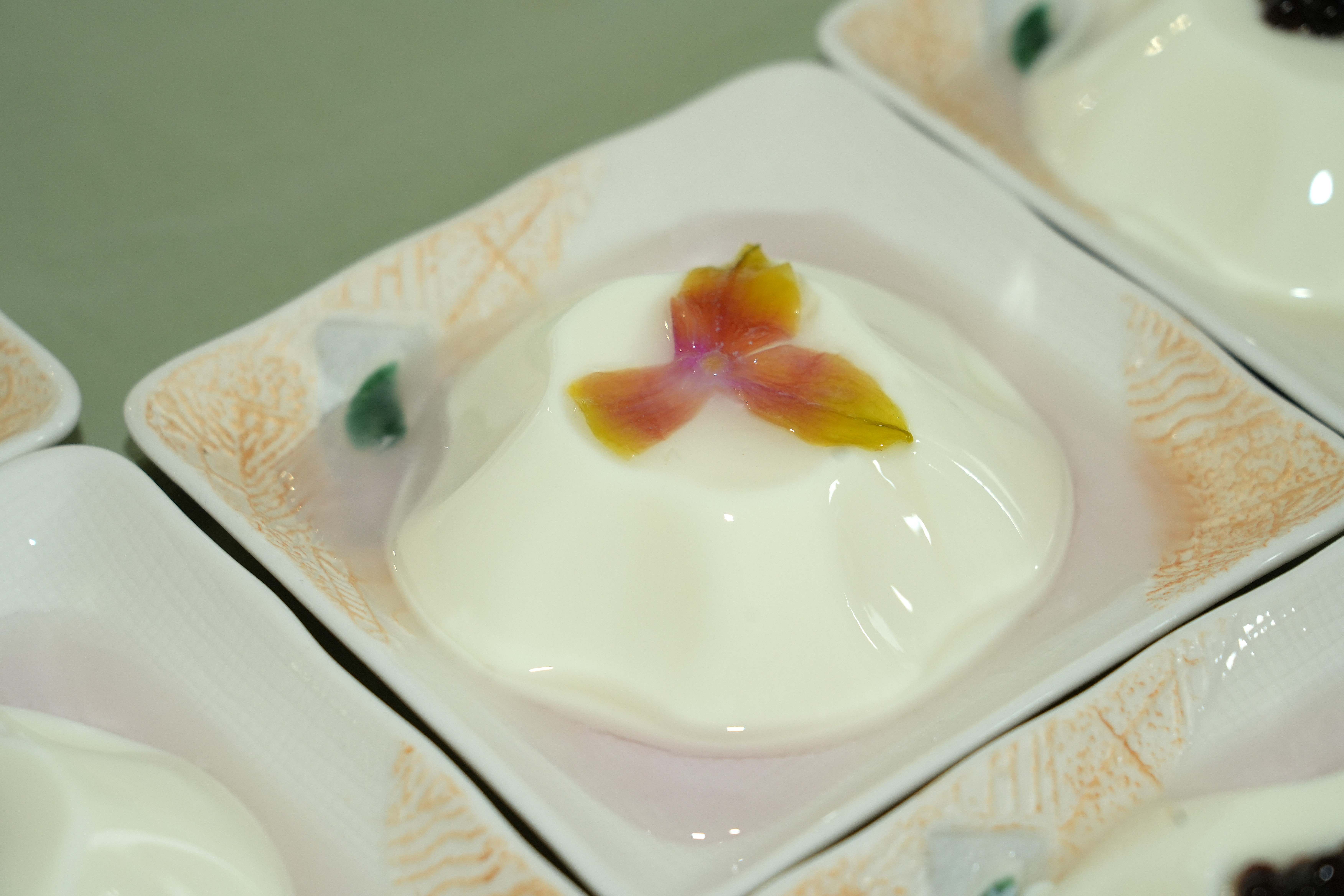 現場不僅展出蘭花特殊的典雅香氣,蘭花製成的可口甜點也格外令人驚艷