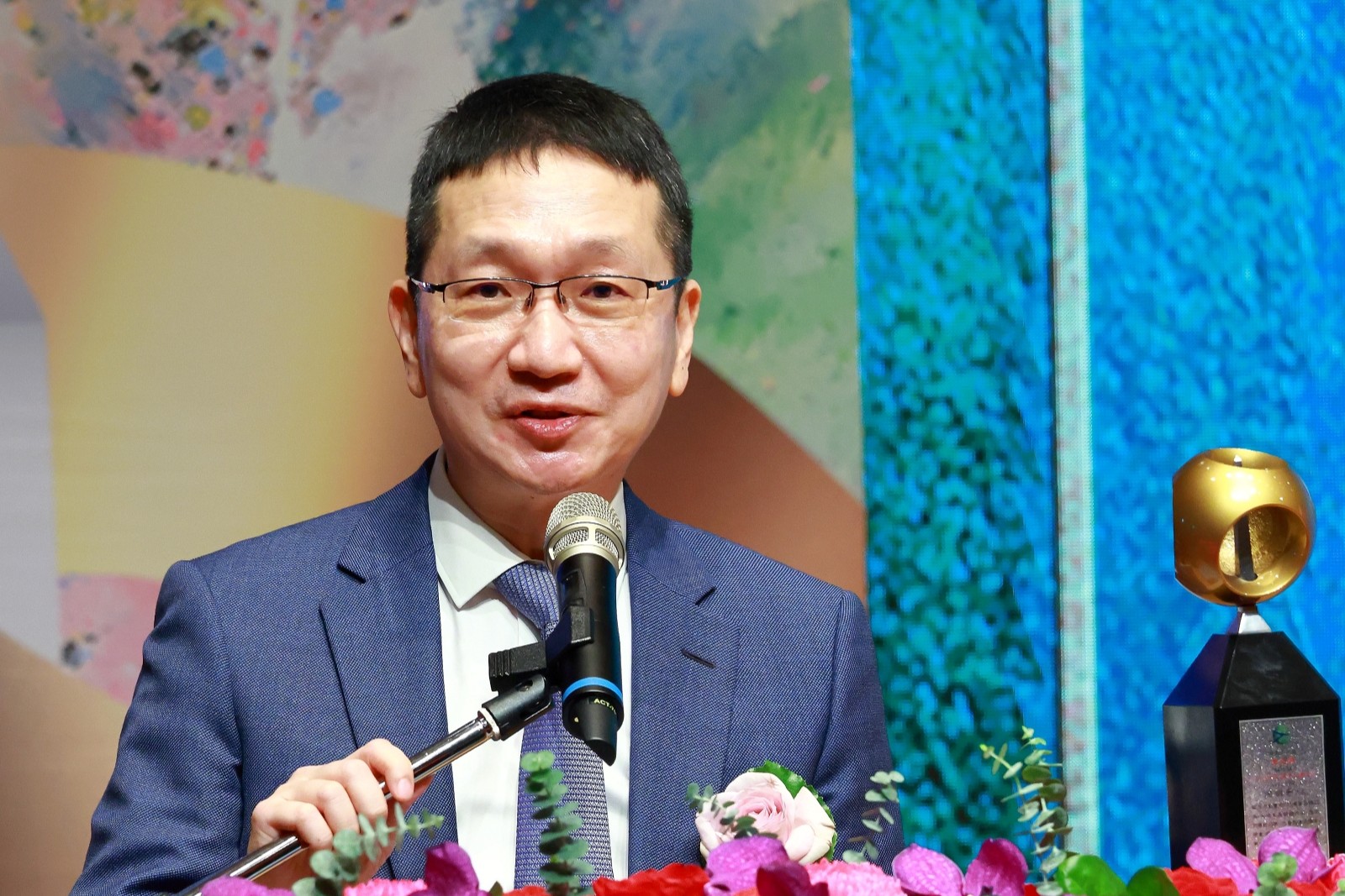 周明奇教授以長年專注於藍寶石、閃爍晶體、化合物半導體與雷射材料等關鍵單晶成長的深厚研究而著稱