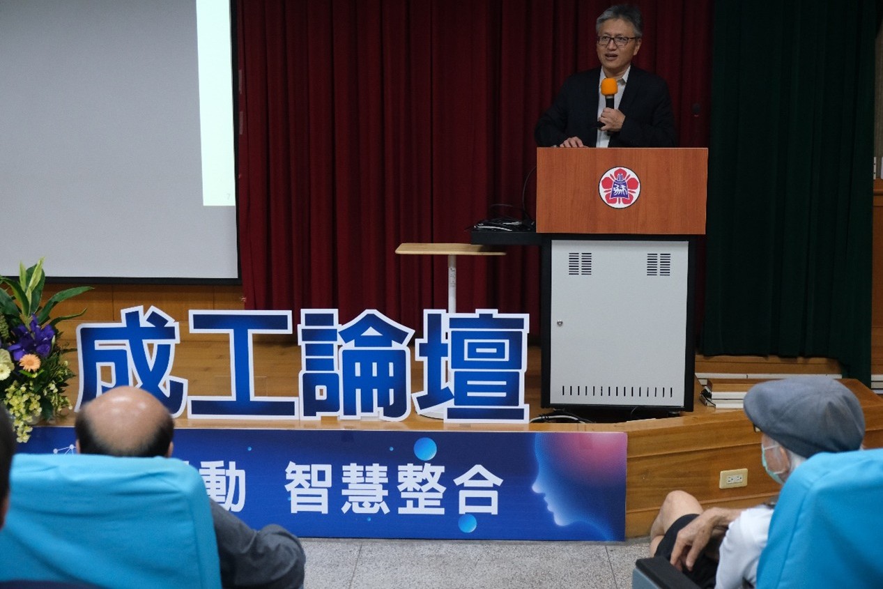 國家實驗研究院智慧機器人研究中心連震杰主任分享智慧機器人研究與推動策略，說明平台如何串連學研與產業需求