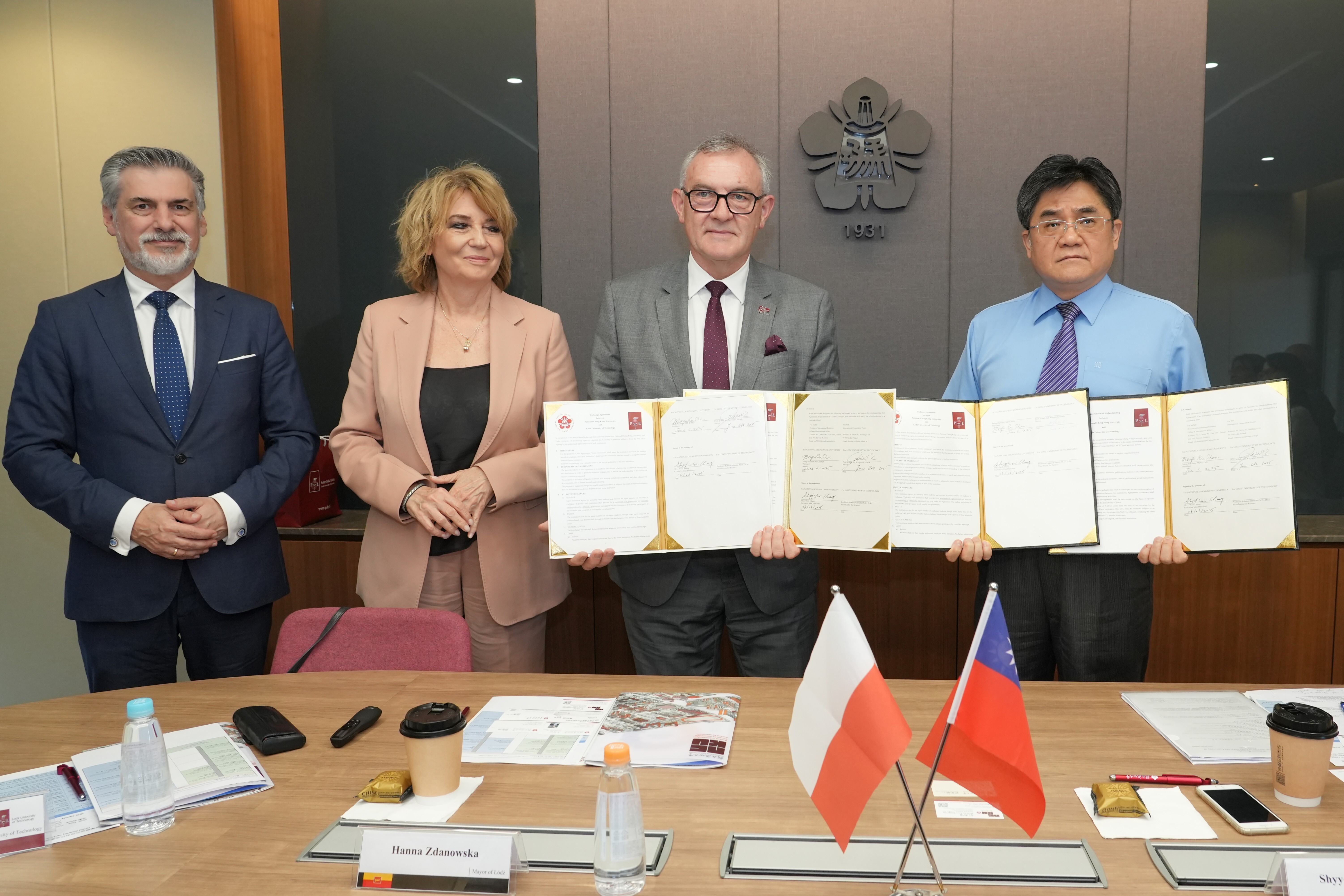 在波蘭羅茲市市長Hanna Zdanowska、波蘭臺北辦事處高則叡處長的見證下，國立成功大學與羅茲科技大學續簽校級合作備忘錄與交換學生合約