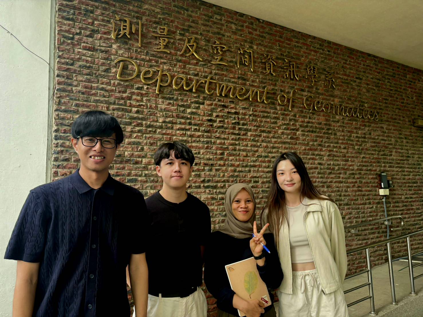 圖二:成大測量及空間資訊學系教授吳治達研究團隊利用地理人工智慧等工具研發的空汙預測方法,受到國際頂尖期刊的肯定,團隊成員左起吳治達、博士生許家瑋、印尼籍博士後研究員Aji、研究助理林祐如。