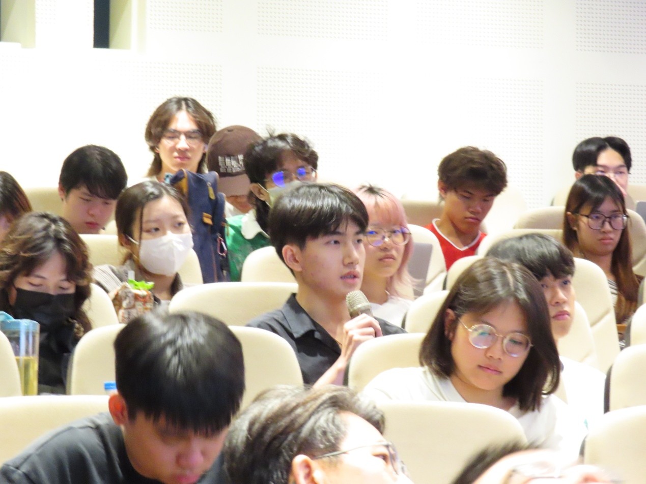 在問答環節中，現場師生展現了極高的學術思辨力