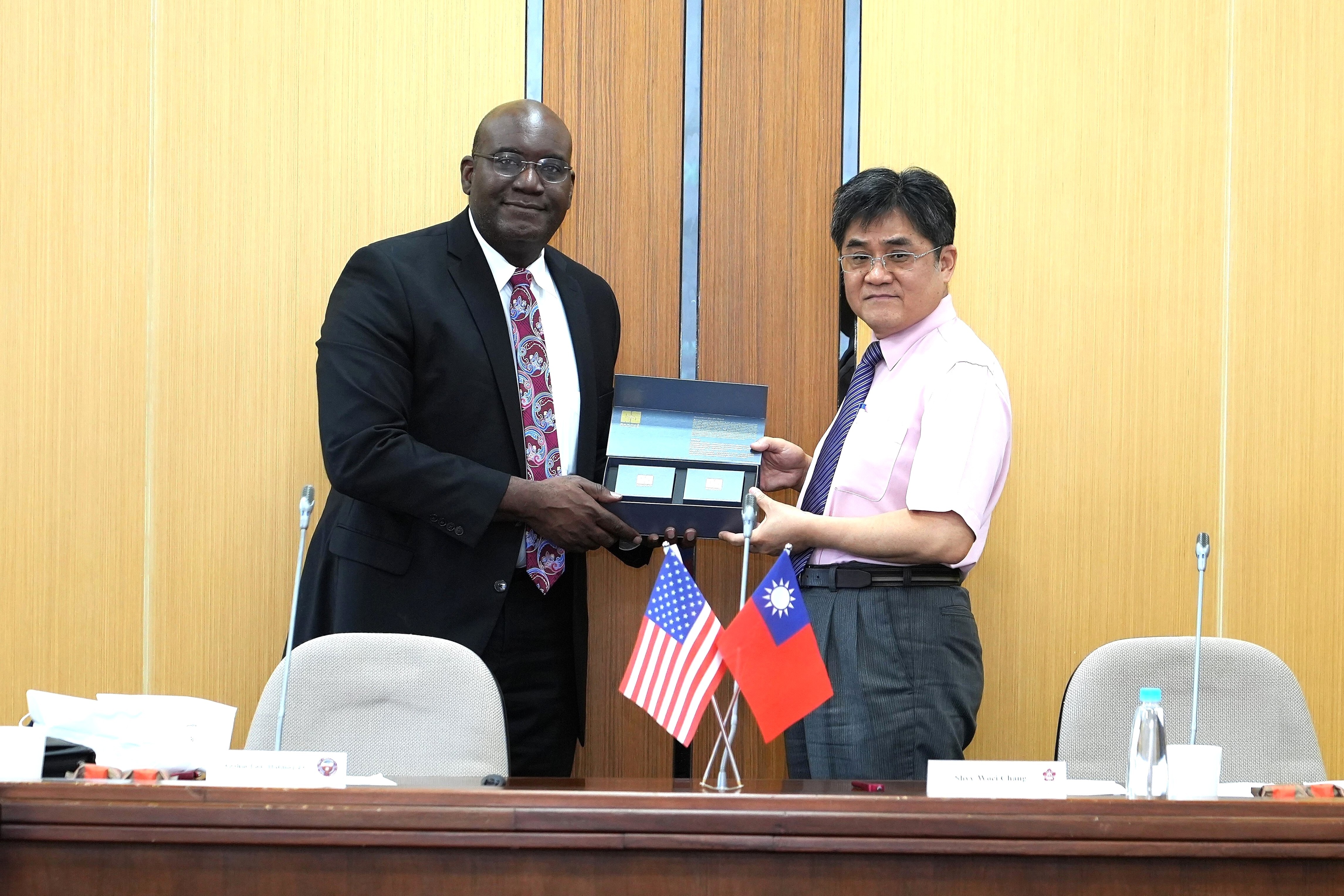 張始偉副校長贈禮品予德州大學系統總副校長Archie Lee Holmes Jr.