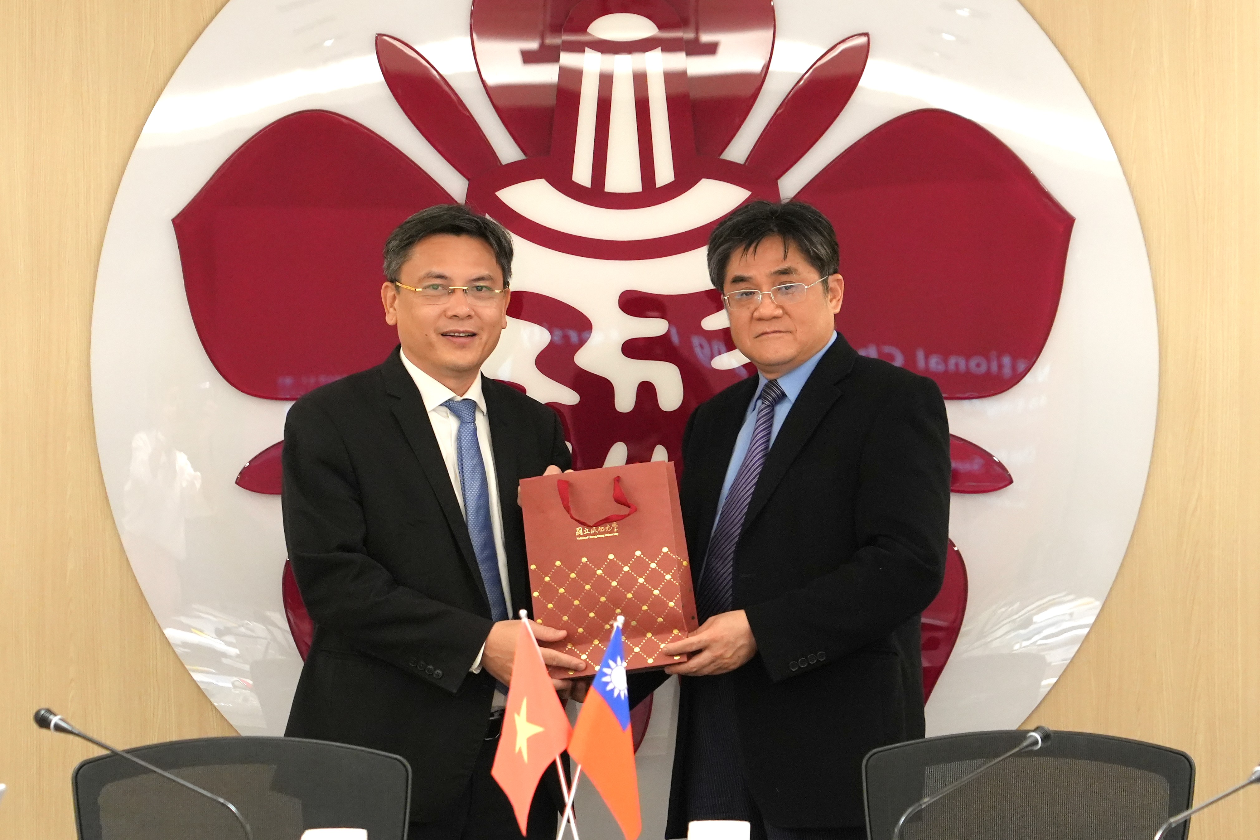 成大張始偉副校長致贈成大研發商品予胡志明市國家大學阮明心副總校長並表示感謝來訪