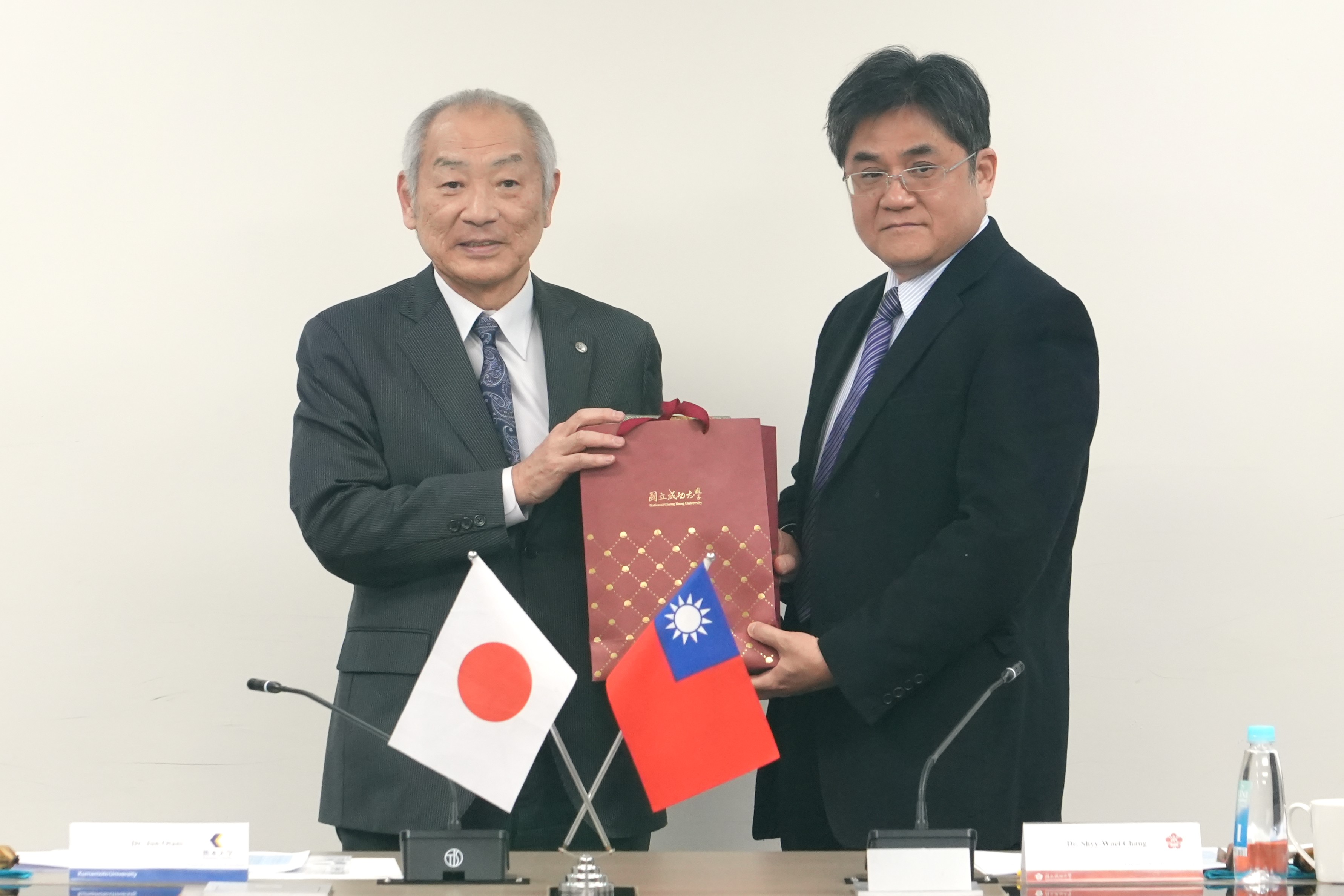 張始偉副校長致贈禮品予大谷順副校長,以示兩校深厚情誼,並期待開創合作新局