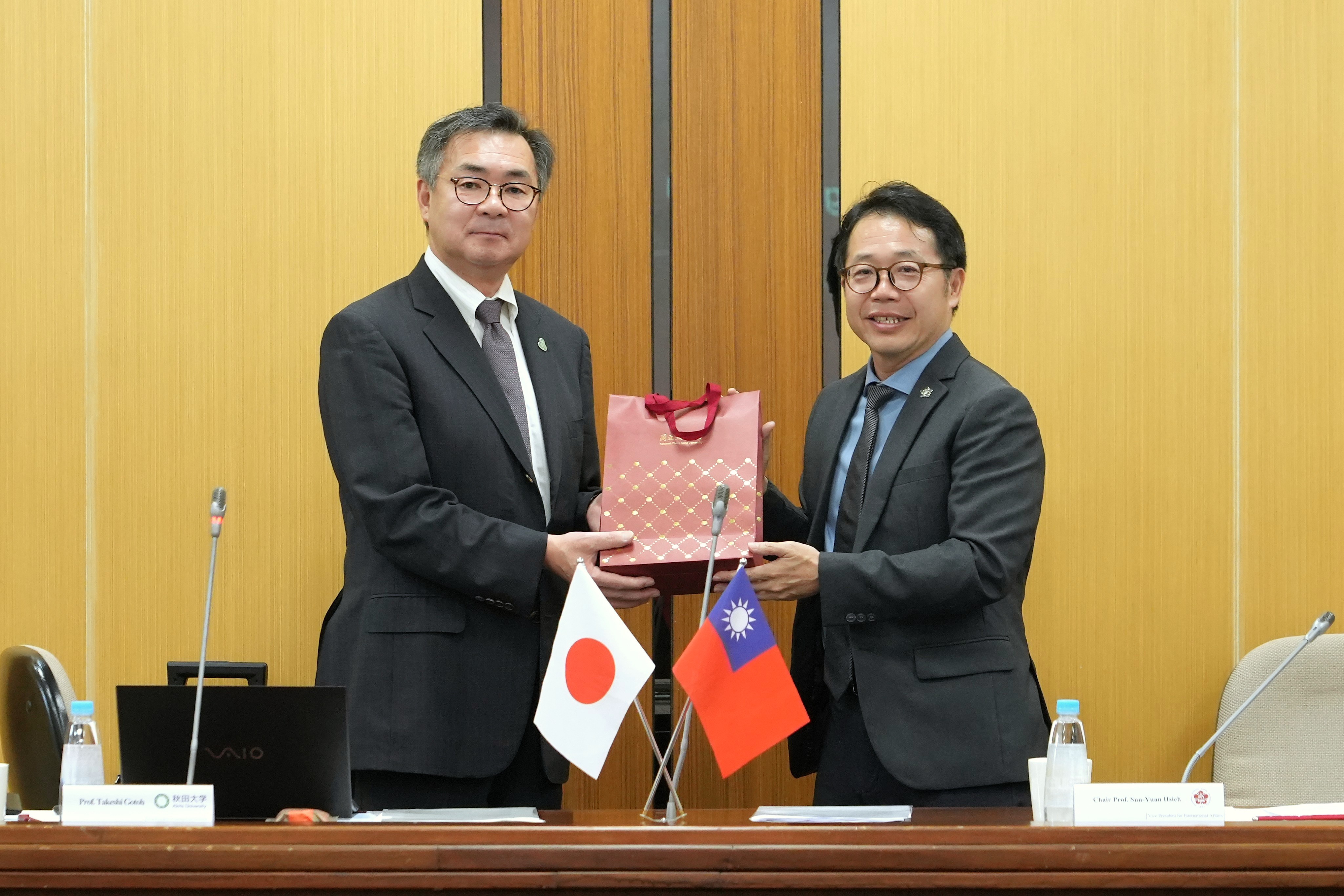 成大謝孫源國際長致贈禮品予日本秋田大學國際交流副校長Takeshi Gotoh
