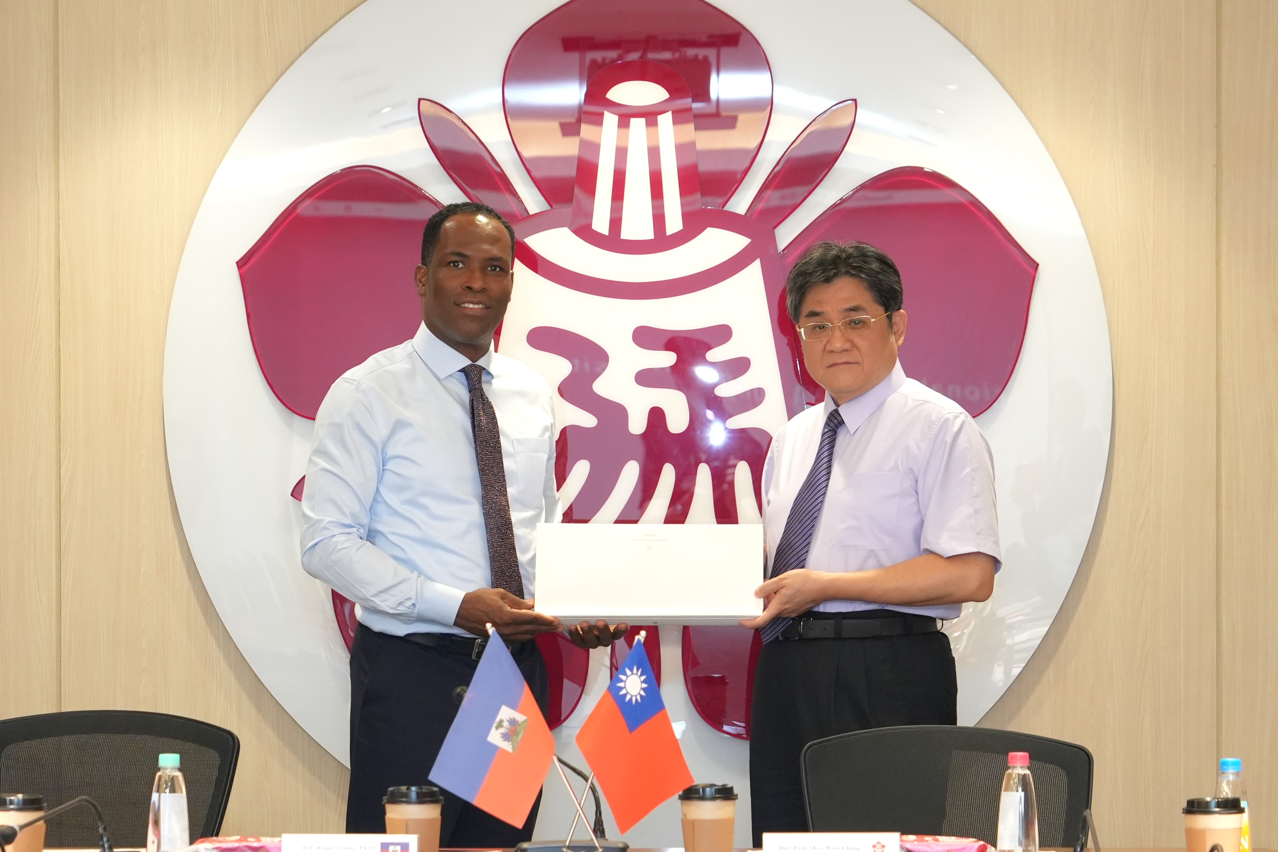 張始偉副校長代表本校致贈禮品予潘恩大使