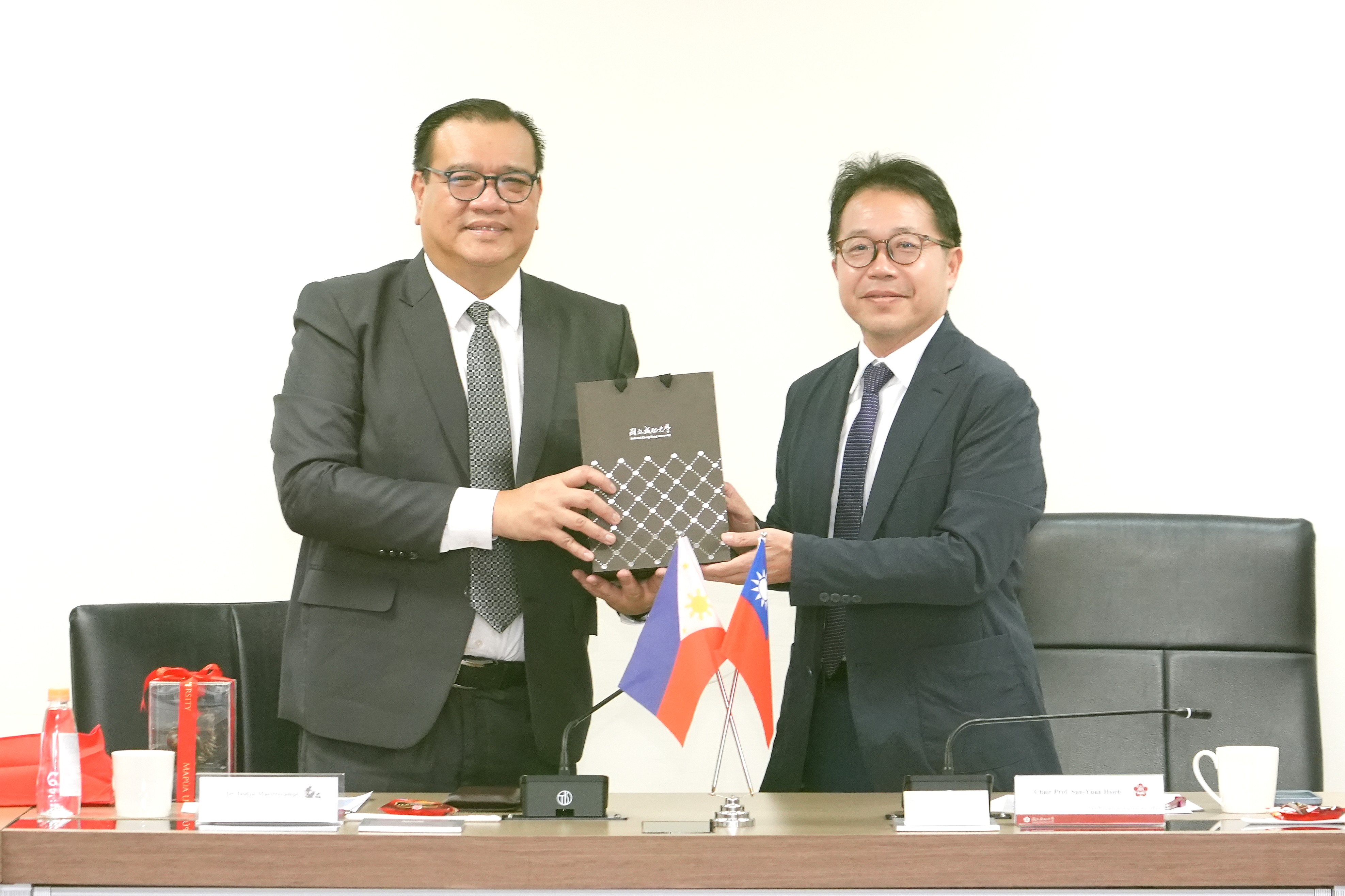 成大謝孫源國際長致贈禮品予菲律賓瑪布亞大學校長Dr.Dodjie Maestrecampo