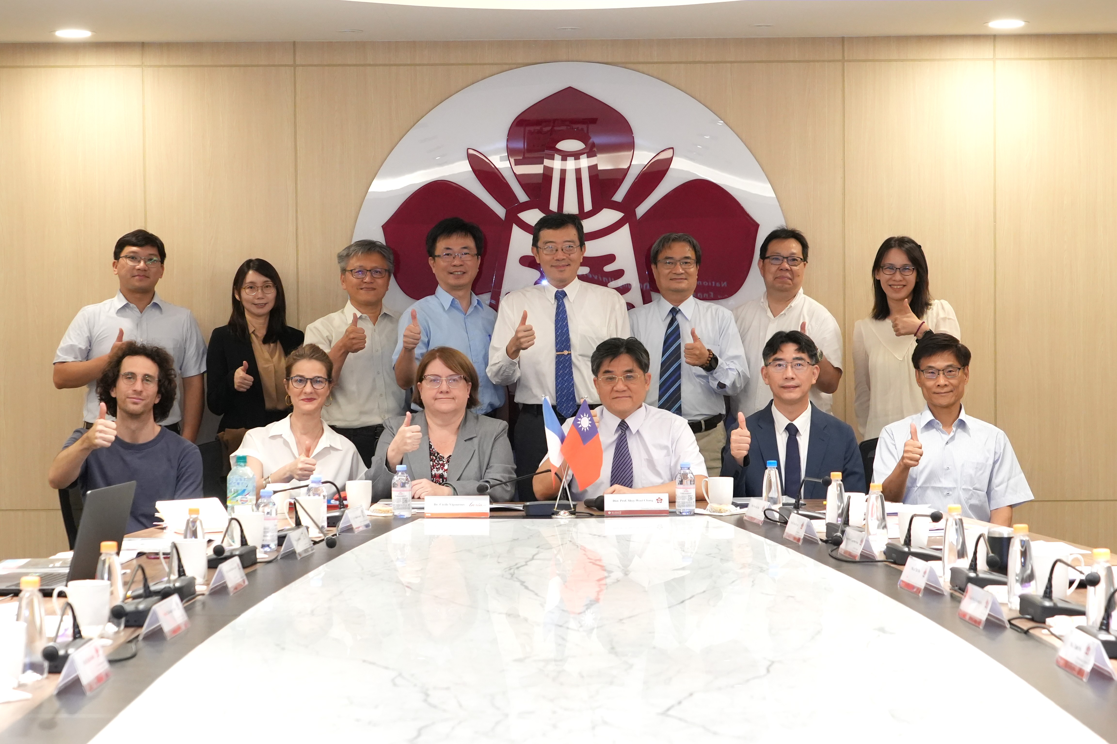 成功大學與法國國家資訊與自動化研究院（Inria）代表團進行深入交流。圖為成功大學與法方代表合影，前排左三為法國國家資訊與自動化研究院（Inria）國際關係處長 Cécile Vigouroux 博士、前排左二為法國在台協會（Bureau Français de Taipei）學術科技合作專員（Attachée for Science and University Cooperation）Pauline Ravinet 博士、前排左一為法國 Expertise France 派駐臺灣國家資通安全研究院（National Institute of Cyber Security, NICS）資安專家 Léo Gaillard 先生。