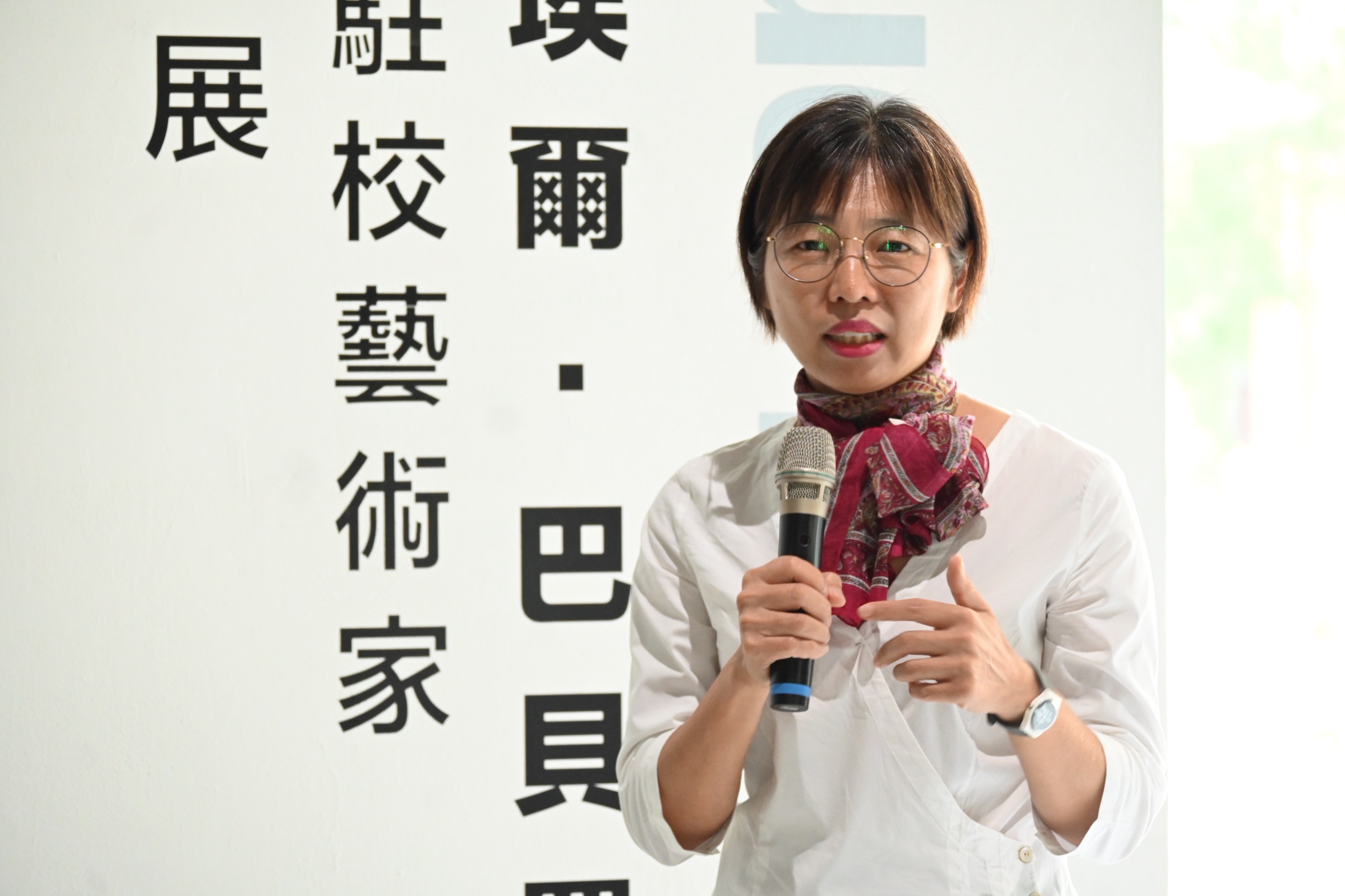 策展人李之吟博士後研究員表示，展覽《飄洋》帶入一個荒誕變得合理、日常變得出人意料的世界。