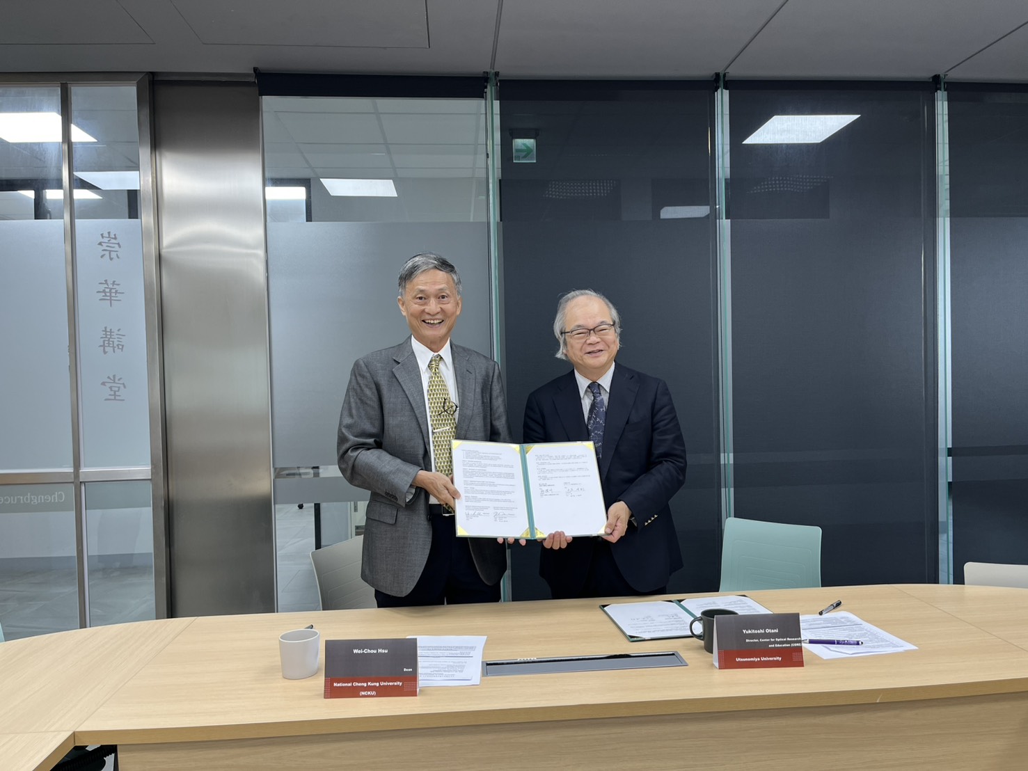 宇都宮大學光學研究教育中心大谷幸利主任(右)來訪本校，與成大半導體學院許渭州院長(左)完成院級合作備忘錄簽署