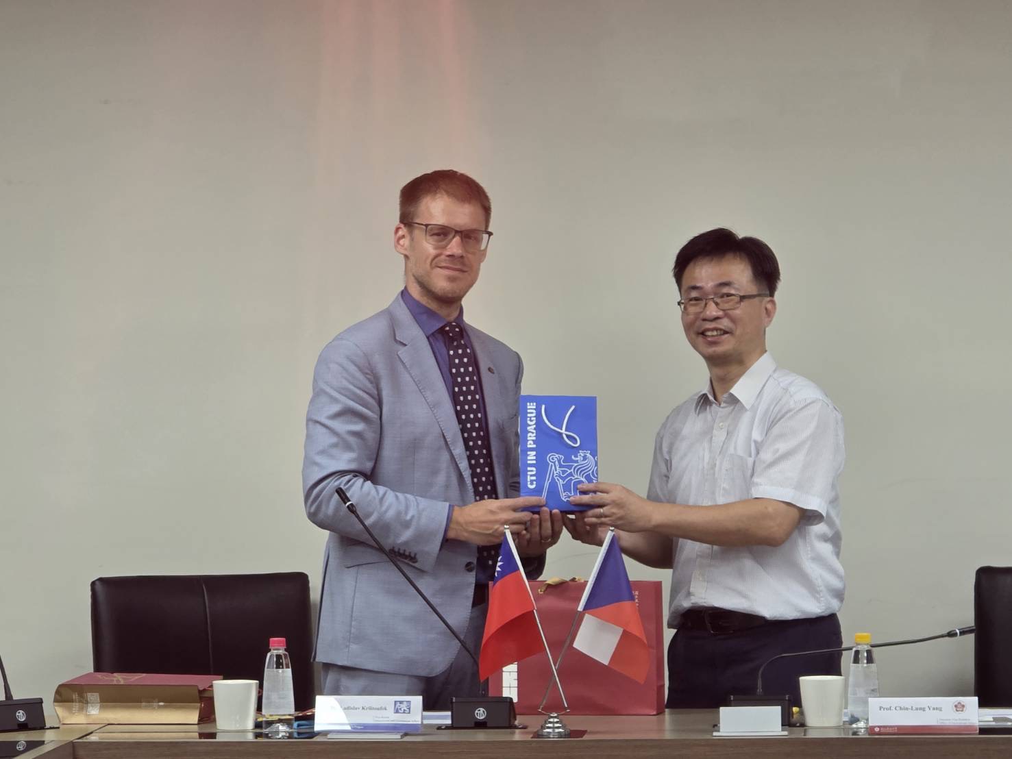 楊慶隆副國際長與捷克拉迪斯拉夫．克里什托夫克互贈禮品