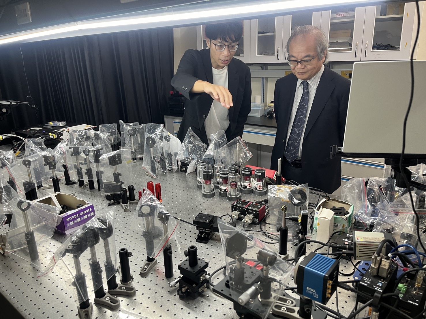超穎奈米光子中心MetaPhor與成大半導體學院關鍵材料學程在半導體矽光子科技的發展上扮演關鍵角色。MetaPhor吳品頡主任(左)向宇都宮大學CORE大谷主任介紹光學成像與精密量測研究相關的光學實驗平台