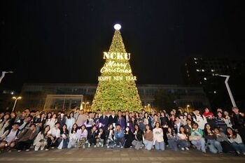 成大冬季最美地標聖誕樹點燈　感恩幸福校園　在地城市共享