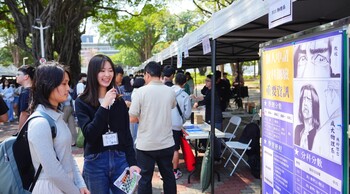高中學子參觀科系攤位聆聽介紹特色與優勢