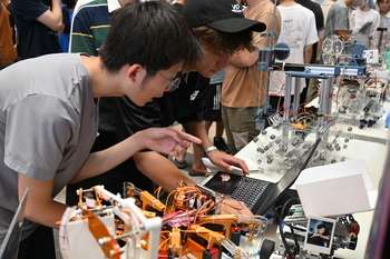 113學年度成大機械專題實作展登場　家長體驗實作機器人直呼精巧