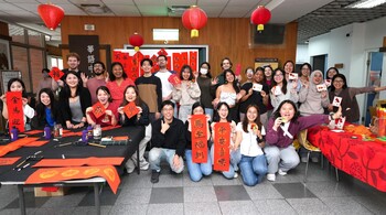 成大華語中心舉辦「金馬發大財，好運財運滾滾來」活動，邀請來自世界各地的外籍學員感受臺灣春節文化熱鬧與溫馨