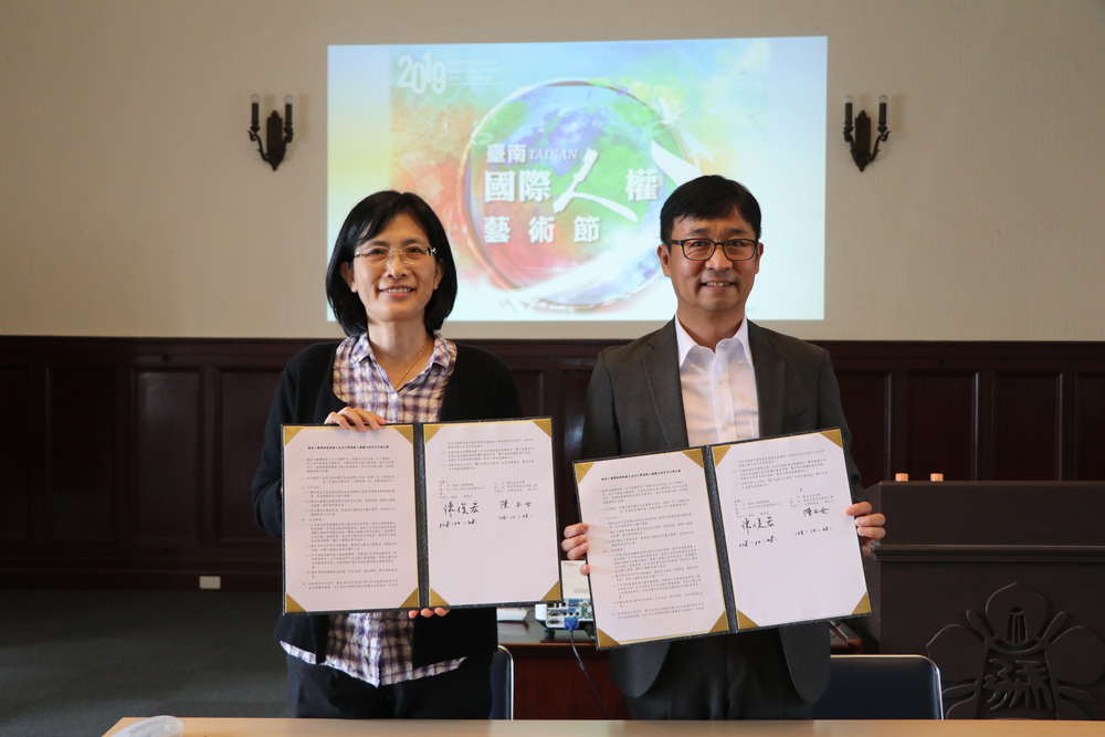 成大文學院院長陳玉女（左）與人權博物館館長陳俊宏（右） 簽訂合作備忘錄