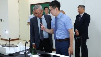 成大晶體研究中心主持人周明奇教授（右）向國科會主委吳誠文報告大尺寸晶圓產學合作成果