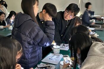 跨國科學交流再登場　成大科教中心與臺南女中、日本龍野高校學生一起玩物理實驗體驗AI