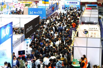 115南區就業博覽會湧入求職者人潮