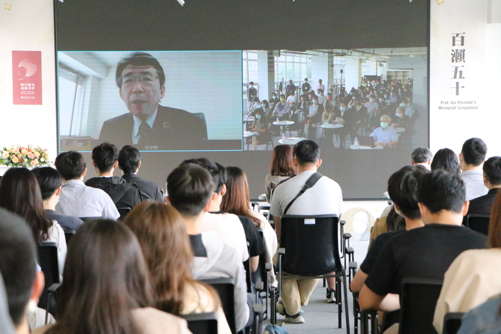 日本岐阜科技大學校長伊津野真一與現場師生視訊