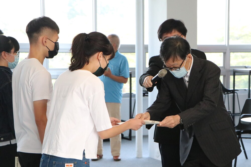 日本大阪大學退休教授增原宏頒發獎狀予獎學金獲獎學生