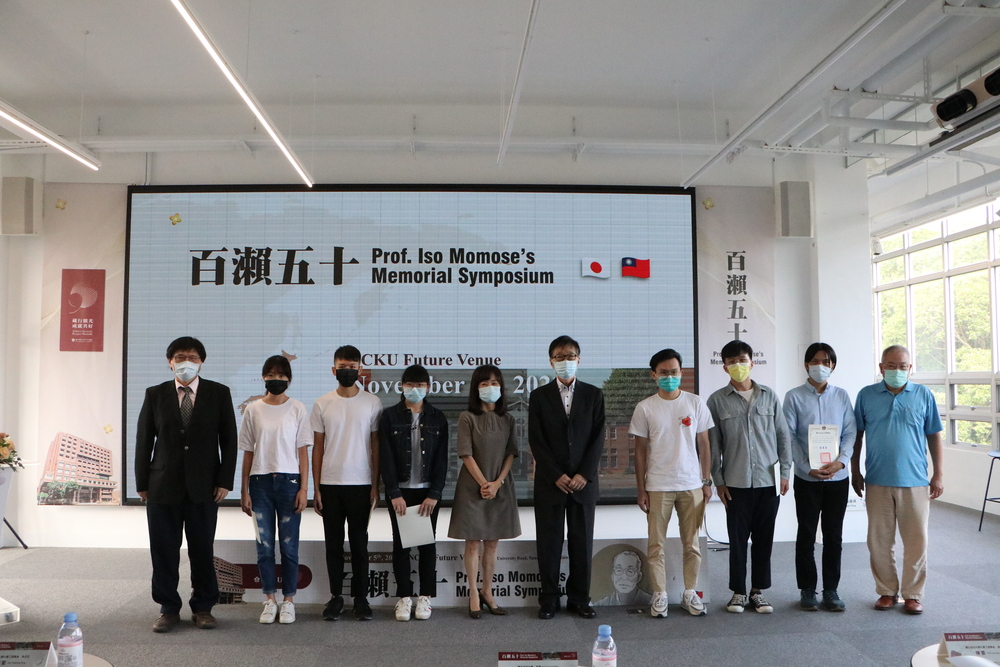 日本大阪大學退休教授增原宏(右5)、成大校長蘇慧貞(左5)與獎學金獲獎同學合影