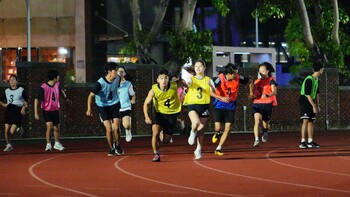 【影音】 94 校慶 成大「混合大隊接力賽」決賽衝刺激戰 跨域、同理心、團隊合作熱血感動圖片