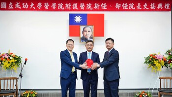印信交接，成大校長沈孟儒（中）、成大醫院卸任院長李經維（左）、成大醫院新任院長許耿福（右）