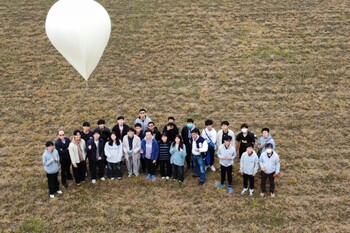 把教室送上平流層　成大學生 1.5U 立方衛星搭探空氣球升空　太空系統工程教育全面落地
